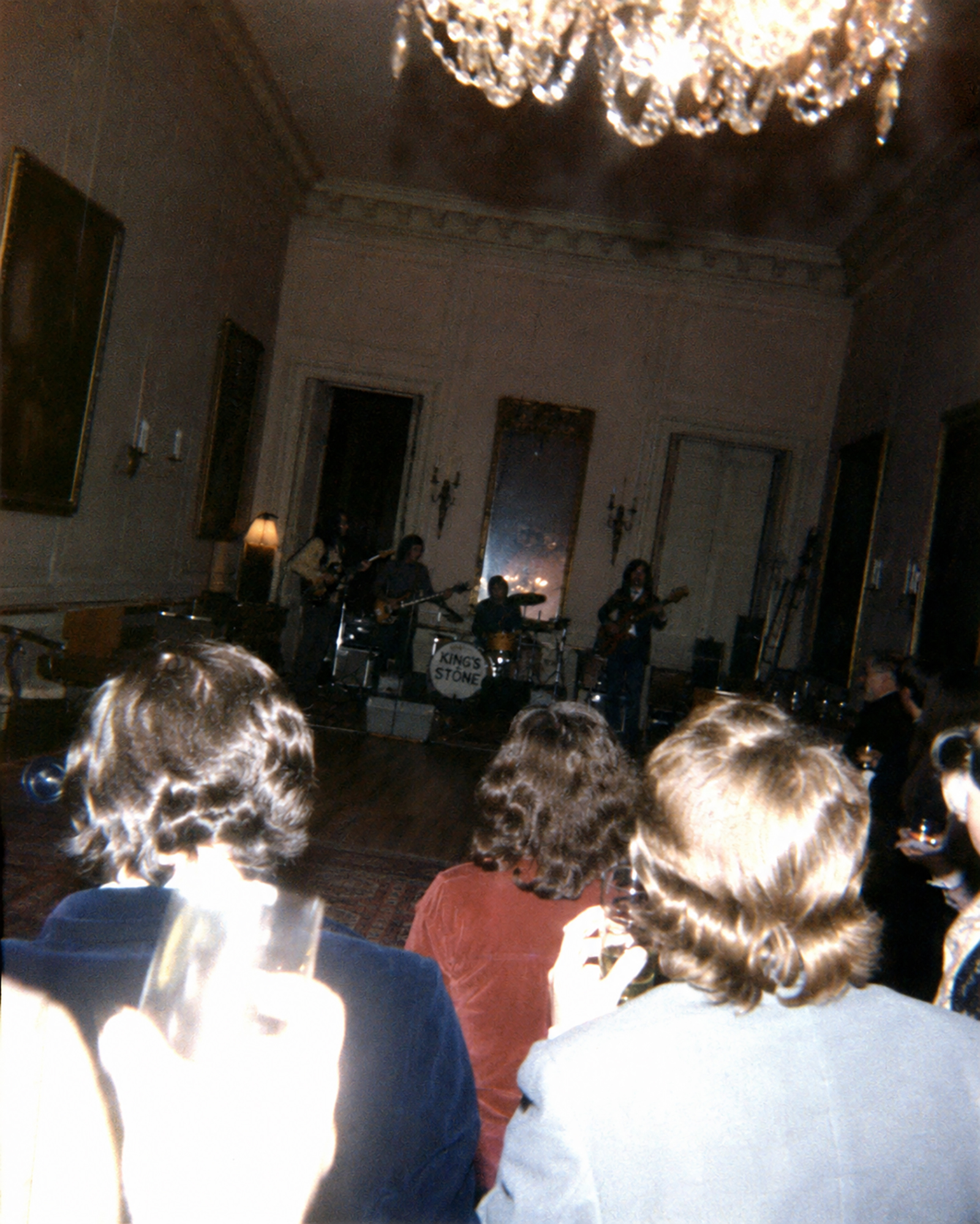 Il concerto del castello, aprile 1977: la band sul fondo di un salone, una figura adulta in disparte che guarda l'orologio.