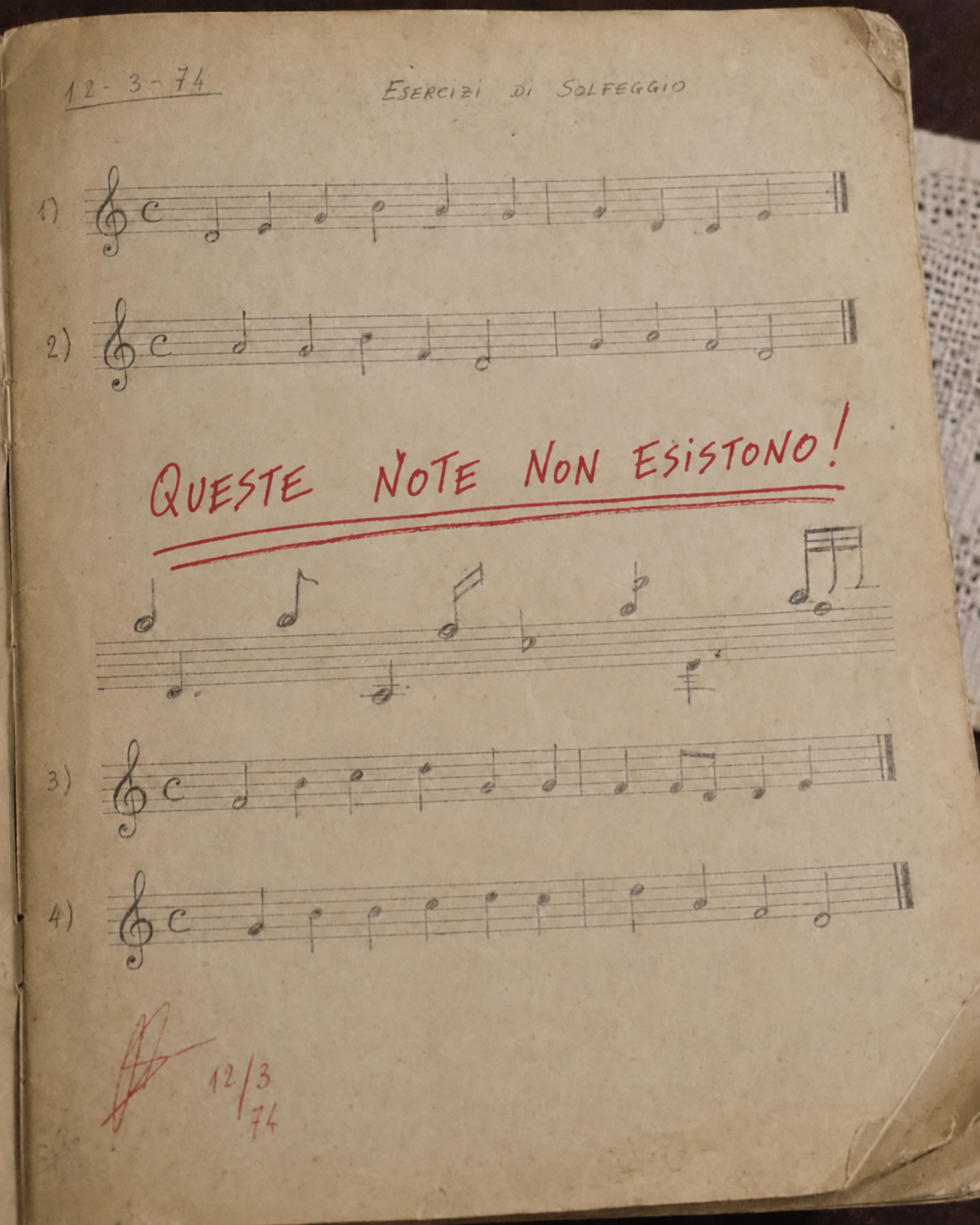 Quaderno di solfeggio di Elia, datato 12 marzo 1974, con una correzione a penna rossa.