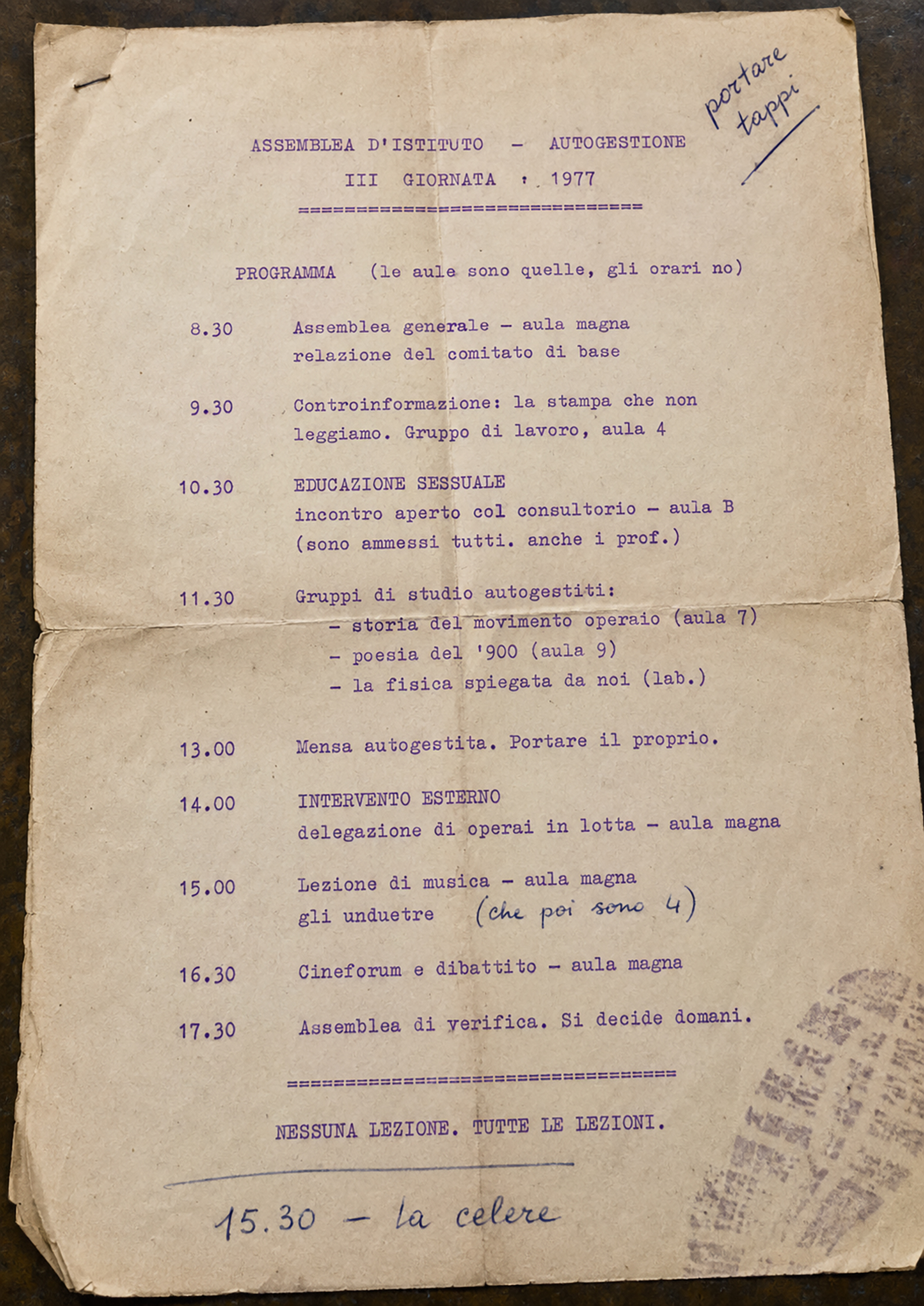 Volantino ciclostilato viola del 1977: il programma di una giornata di autogestione scolastica.