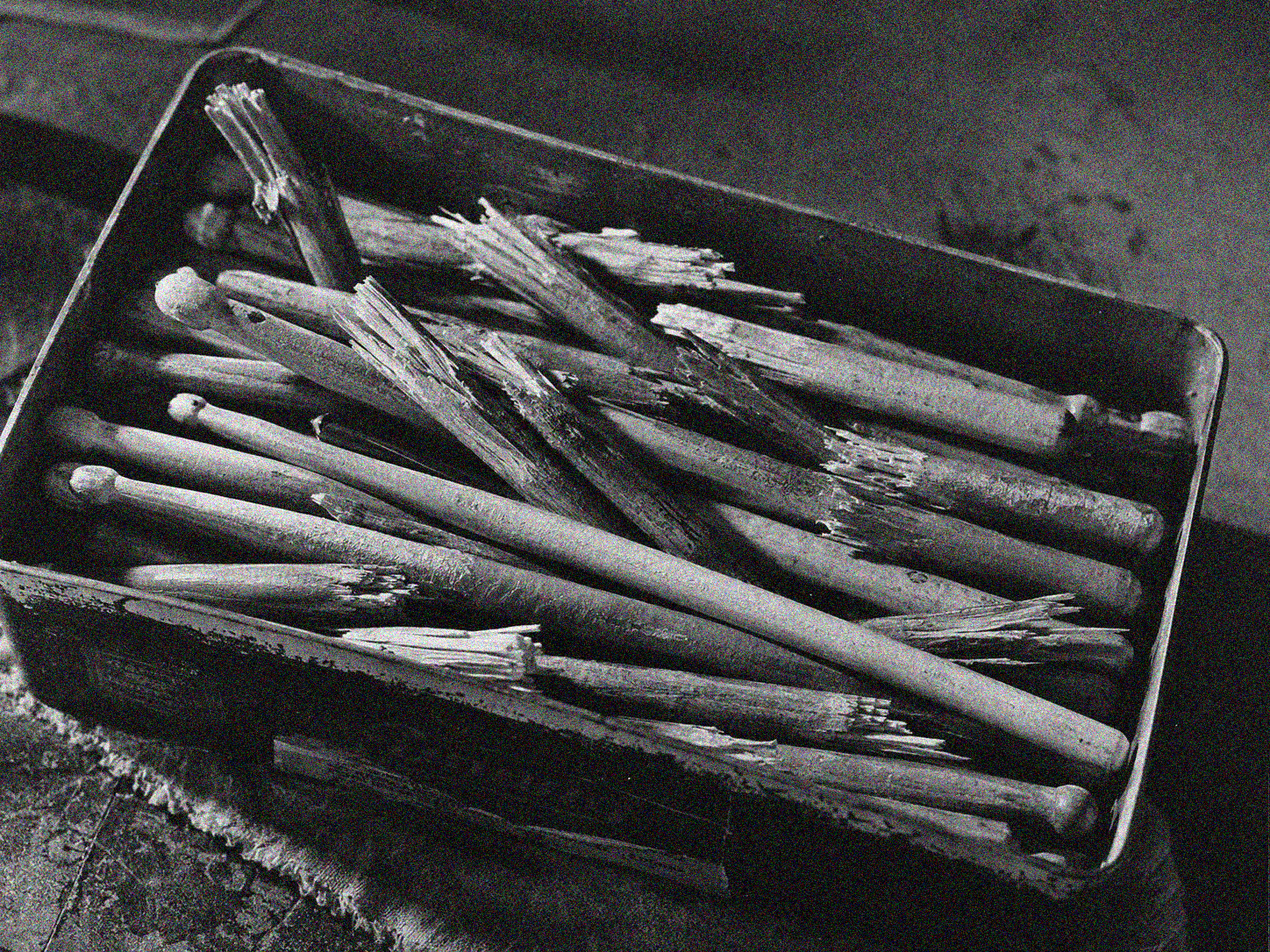Una scatola piena di bacchette di legno spezzate, tutte rotte più o meno nello stesso punto...Tra le spezzate, una sola è intera. È anche l'unica arcuata: troppo storta per essere suonata, e per questo mai rotta. L'archivio non sa se sia stata risparmiata o solo dimenticata.